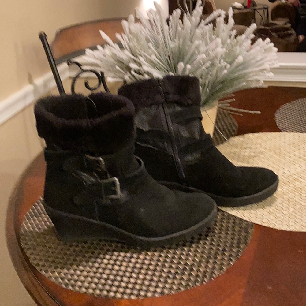 Cozy warm black Bare Trap Booties size 9